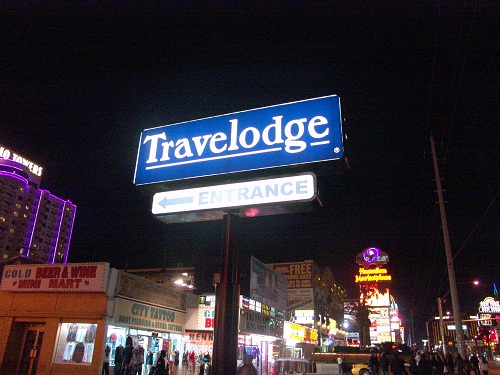 travel lodge entrance at night las vegas strip