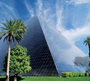 outside of luxor sun reflecting